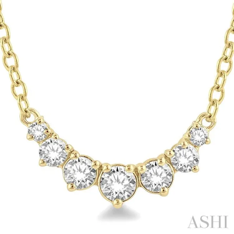 1/4 Ctw Graduated Diamond Smile Necklace in 14K Yellow Gold