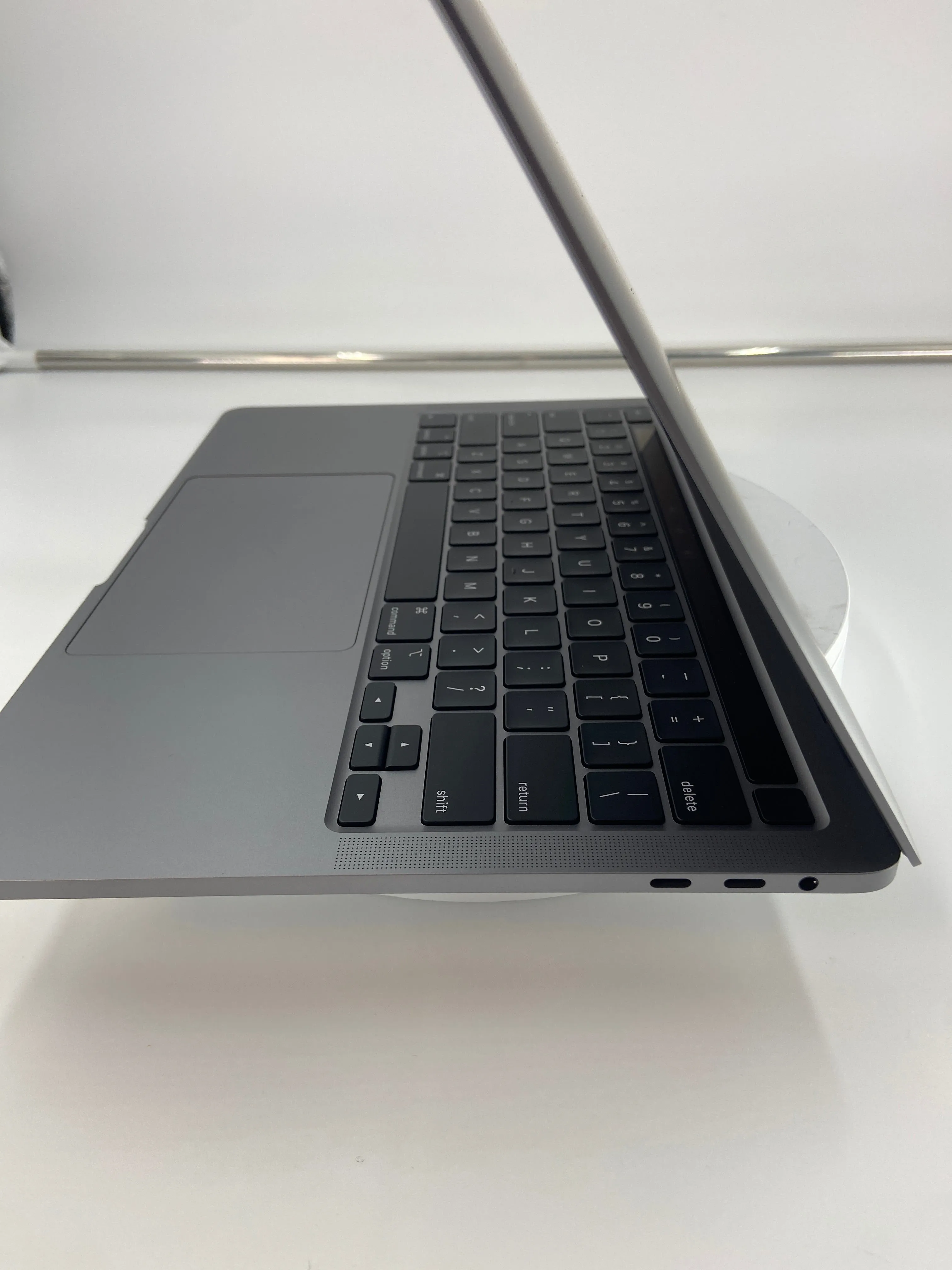 2020 Apple MacBook Pro A2251 13.3" Intel Core i7-1068NG7 1TB SSD 16GB RAM macOS Sequoia