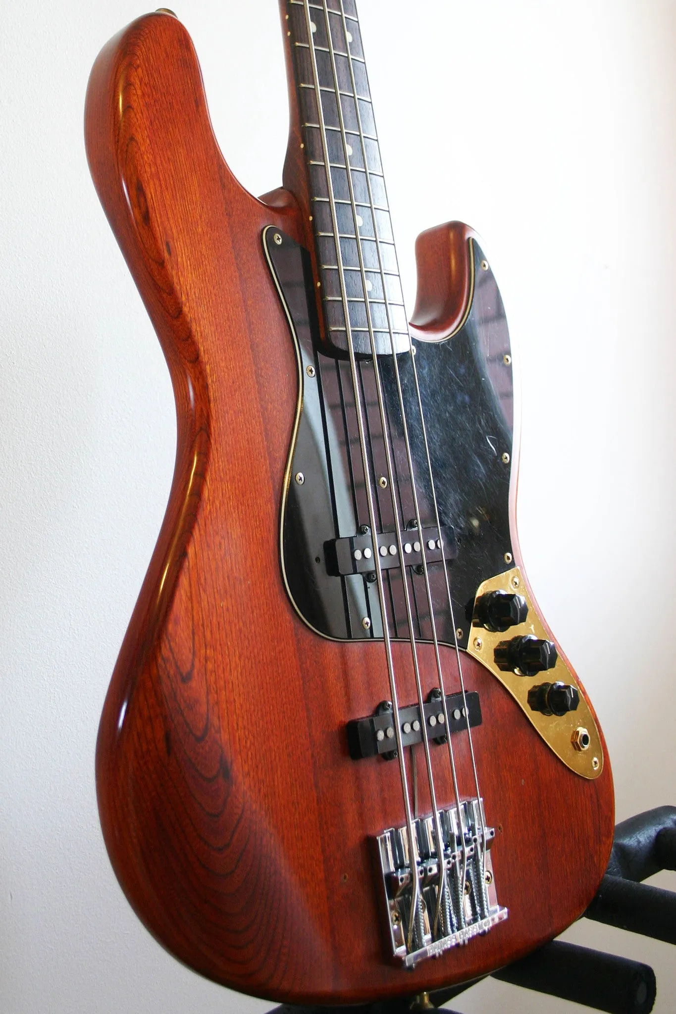 Used Fender Jazz Bass 62 Reissue Walnut Gold Hardware