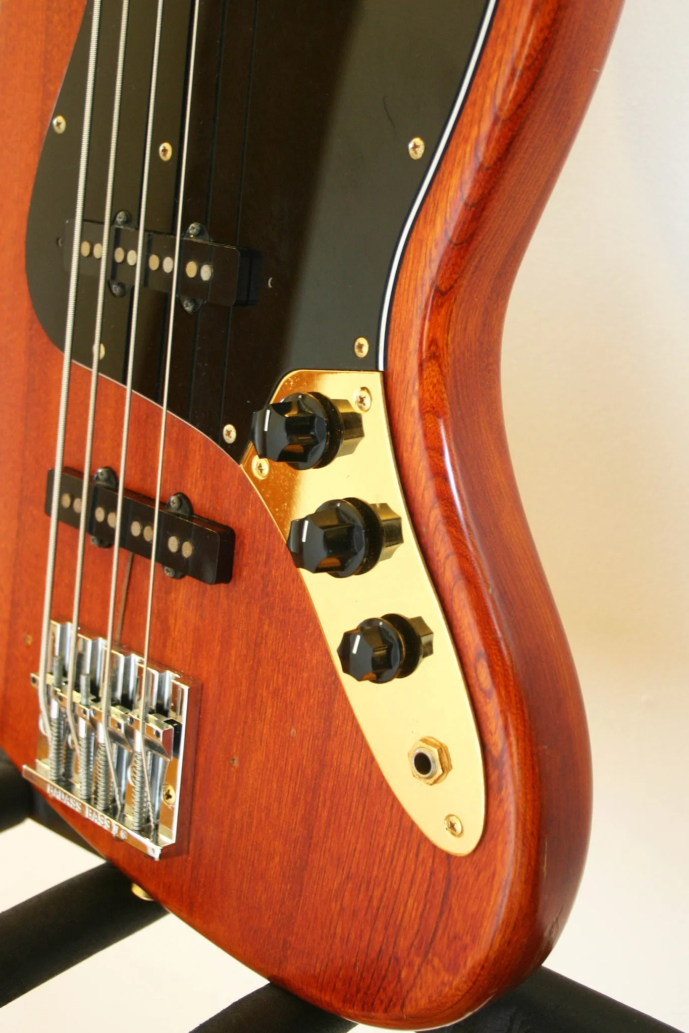 Used Fender Jazz Bass 62 Reissue Walnut Gold Hardware